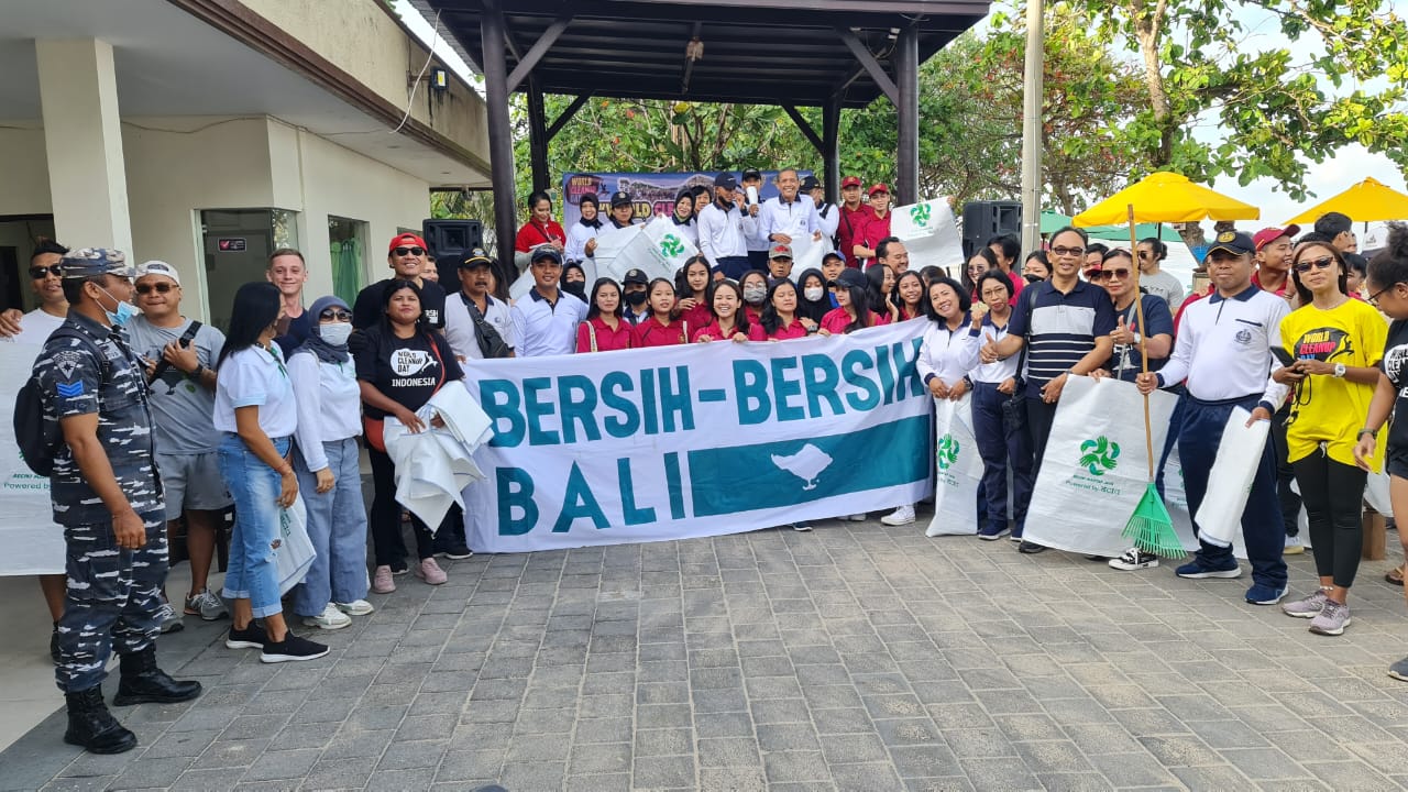 Aksi Word Cleanup Day (WCD) Bali di Pantai Kuta dihadiri dekan FKP Unud Prof. Dr. I Wayan Nuarsa