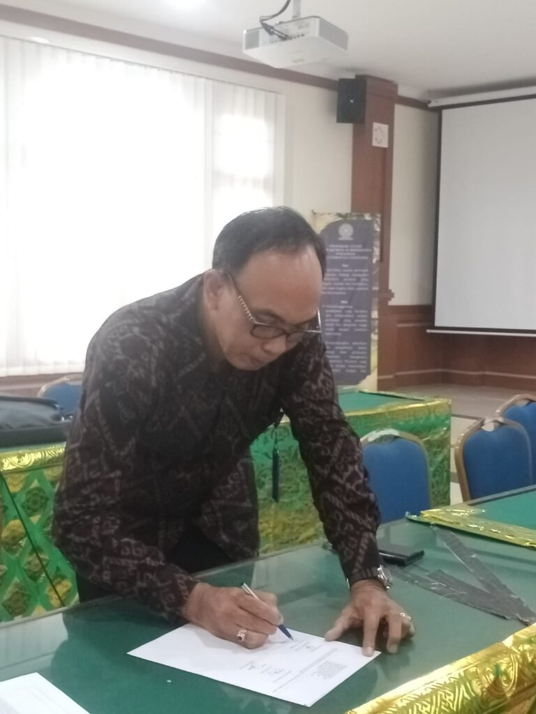 Penandatanganan berita acara akreditasi MSP oleh Dekan FKP, Prof. Dr. I Wayan Nuarsa