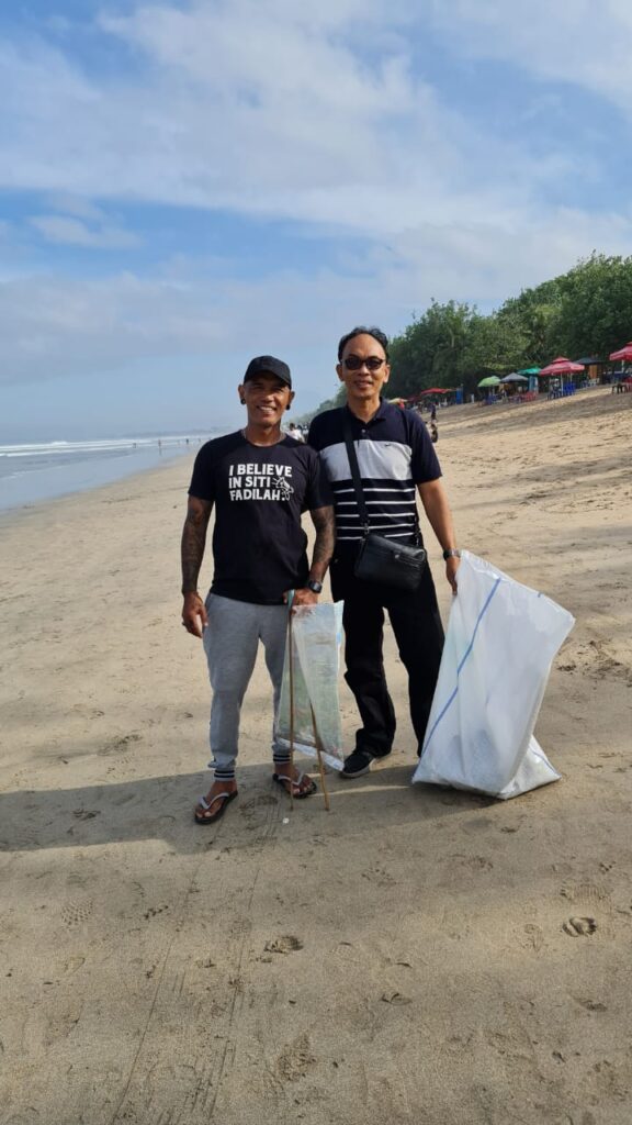 Aksi Word Cleanup Day (WCD) Bali di Pantai Kuta bersama ketua WCD Gus Norma dan Dekan FKP Unud. Prof. Dr. I Wayan Nuarsa