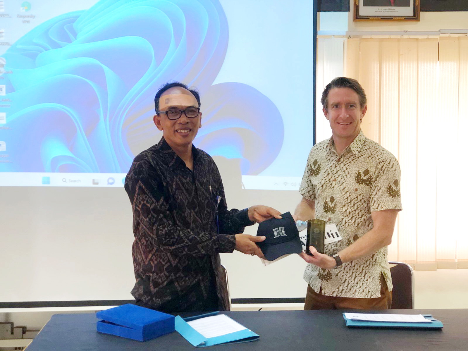 Dekan FKP Prof. Dr. I Wayan Nuarsa menerima kunjungan Prof. John Lynham dari Hawaii University