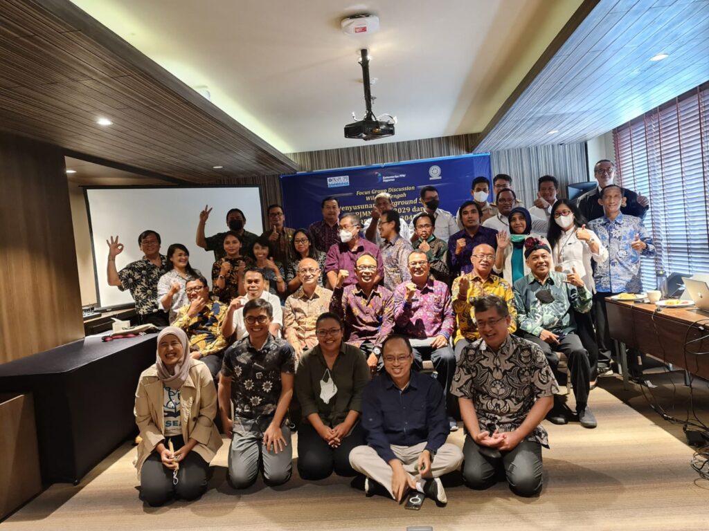 Dekan FKP Prof. Dr. I Wayan Nuarsa menjadi pembicara pada Menyampaian Isu-isu Strategis kelautan dan perikanan di Indonesia Tengah, Diselenggarakan oleh Bappenas
