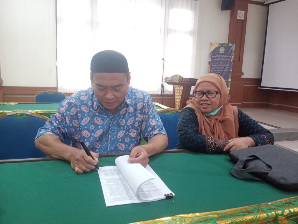 Penandatanganan berita acara akreditasi MSP oleh Asesor Ban-PT Prof Tati Nurhayari dan Dr Daduk Setyohadi